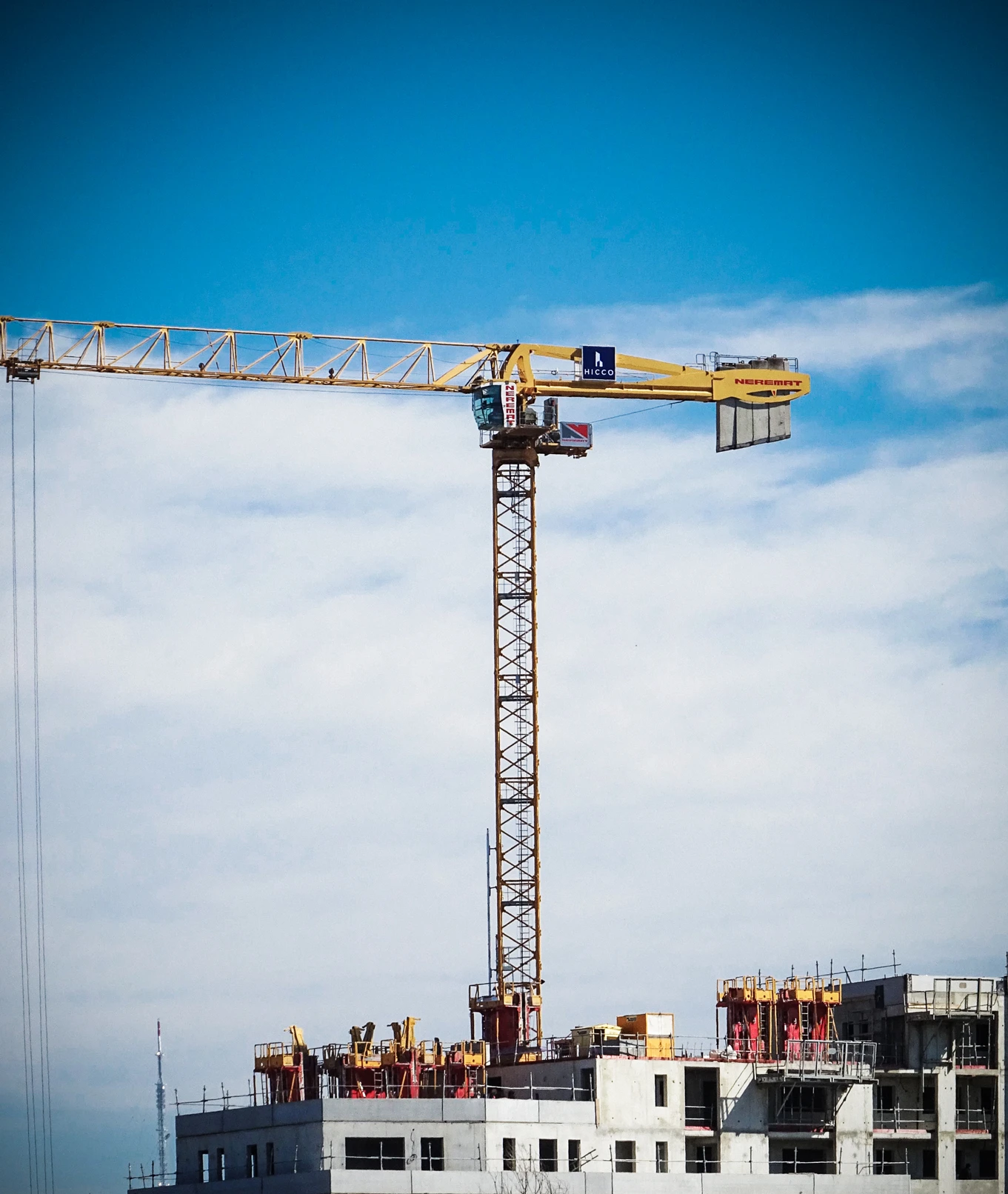 Intervention de cordistes MS Access pour grue habillée, chantier remarqué chez LIGHTAIR à Bordeaux (bâtiment) – 1